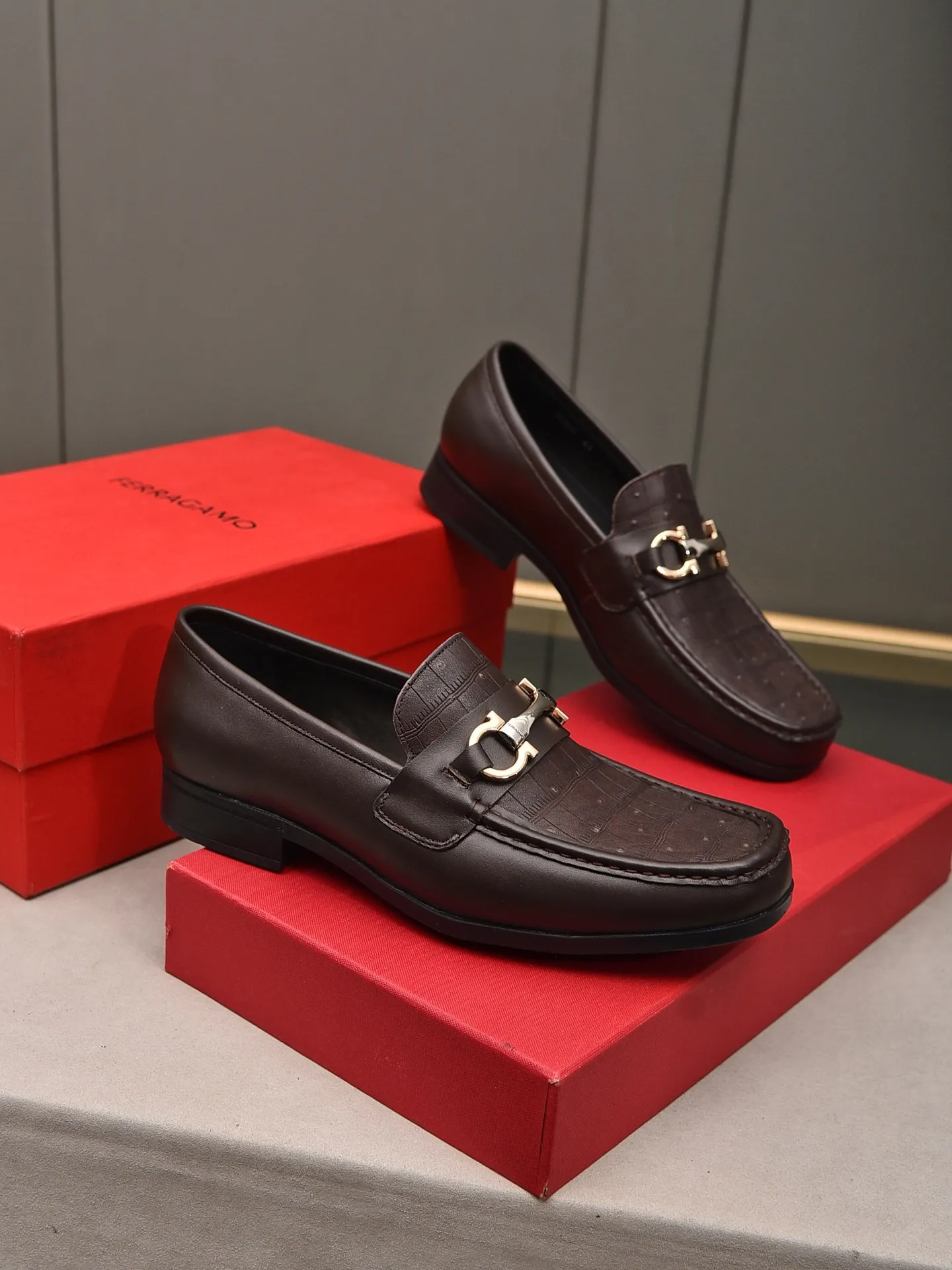 Men's shoes 💰: 460 [Original running volume and quality] Brand: Ferragamo (Ferragamo) Size: Men's size 38/44 (45 can be customized) Grade: Same style as the official website High-end quality men's shoes Material: Original first-layer calfskin Water-dyed cowhide lining Original outsole Style categories: Men's fashion formal business casual leather shoes Slip-on men's high-top series Young fashion European and American trends British style Casual matching Comfortable on the feet